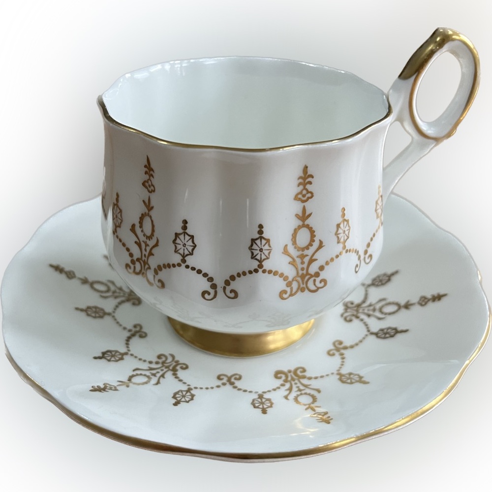 🎈2/$30 - ELIZABETHAN Fine Bone China TEACUP & SAUCER. Made in ENGLAND.